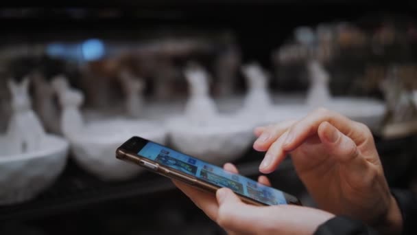 Jarmark Wielkanocny Zbliżenie Kobieta Trzyma Telefon Komórkowy Rękach Używa Aplikacji — Wideo stockowe
