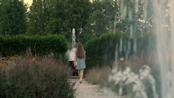 Dívka Procházející Krásnou Zahradou Při Západu Slunce Velká Krásná Zahrada — Stock video