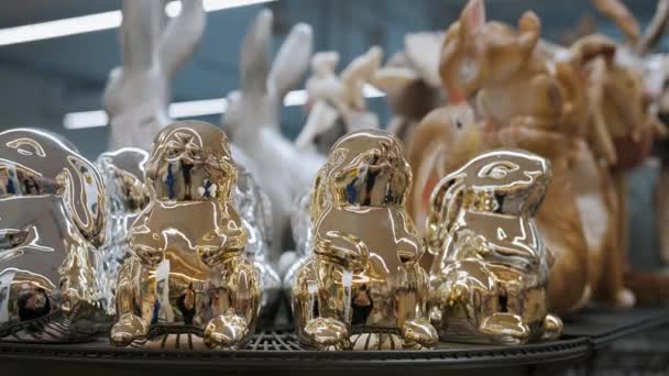 Foire Pâques Gros Plan Figurines Dorées Lapins Œufs Pâques Décoration — Video