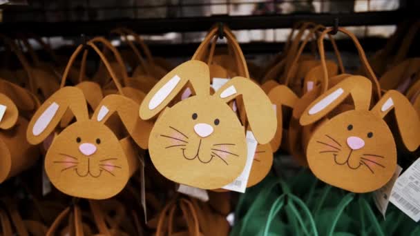 Ostermarkt Nahaufnahme Dekorative Ostergeschenkhasentaschen Aus Filz Die Einem Geschäft Ausgestellt — Stockvideo