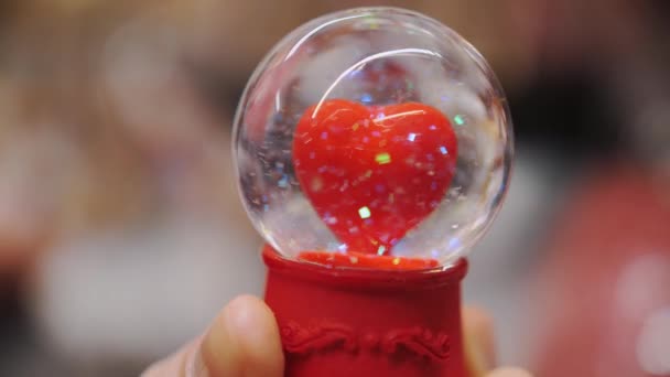 Feliz Dia Dos Namorados Close Mão Bola Vidro Com Coração — Vídeo de Stock