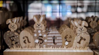 Paskalya indirimi. Paskalya süslemeleri ve dükkandaki ev için hediyeler. Geleneksel Paskalya tavşanları ve yumurtalarıyla tahta, kontraplaktan oyulmuş dekoratif Paskalya Paskalya,