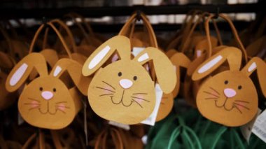 Paskalya panayırı. Yakın plan. Süslü, Paskalya hediyesi bir mağazada sergilenen tavşan çantalarına dokundu. Geleneksel Avrupa paskalya dekoru ve dekorasyonları. 