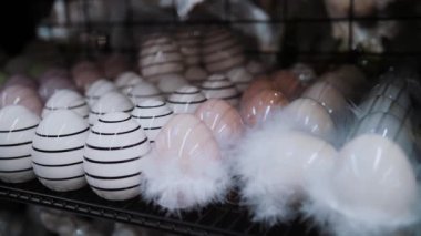 Paskalya panayırı. Yakın plan. Paskalya yumurtalarının renkli figürleri. Geleneksel Avrupa paskalya dekorasyonu ve dekorasyonları. Bir dükkanda Paskalya görüntüsü. 