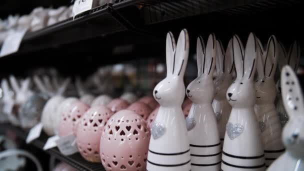 Jarmark Wielkanocny Zbliżenie Śmieszne Figurki Wielkanocnych Króliczków Jajek Tradycyjne Dekoracje — Wideo stockowe
