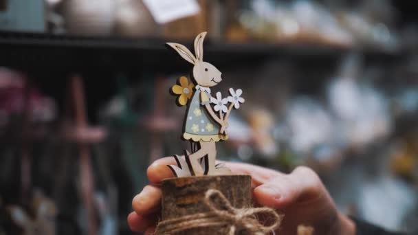 复活节展会 手拿复活节装饰品的女性 复活节兔子的滑稽形象 天主教复活节的欧洲传统装饰 — 图库视频影像