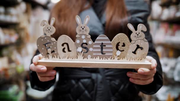 Sprzedaż Wielkanocna Zbliżenie Żeńskie Dłonie Trzymające Drewnianą Dekorację Napisem Wielkanoc — Wideo stockowe