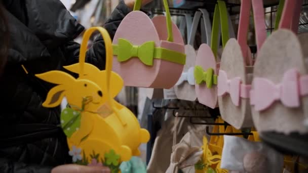 Jarmark Wielkanocny Zbliżenie Dekoracyjne Prezenty Wielkanocne Filcowe Torebki Króliczka Rękach — Wideo stockowe