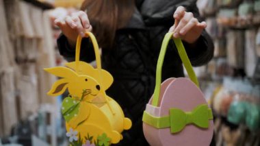 Paskalya panayırı. Yakın plan. Süslü Paskalya hediyeleri, kadın ellerinde tavşan çantaları. Paskalya alışverişi süpermarkette ya da markette. Geleneksel Avrupa paskalya dekoru ve dekorasyonları. 