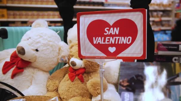 バレンタインデーの販売 クローズアップ 店の棚に バレンタインデーのサインがあります バレンタインデーへの贈り物 感情と愛の表現として 背景には — ストック動画