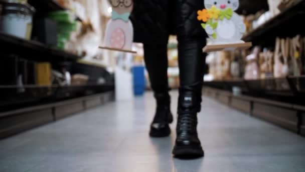 Feria Pascua Primer Plano Piso Supermercado Tienda Hay Divertidas Figuritas — Vídeo de stock