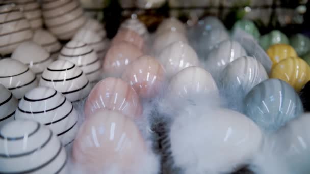 Velikonoční Jarmark Detailní Záběr Barevné Figurky Velikonočních Vajíček Tradiční Evropské — Stock video