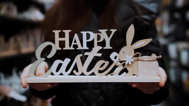 Sprzedaż Wielkanocna Zbliżenie Żeńskie Dłonie Trzymające Drewnianą Dekorację Napisem Happy — Wideo stockowe