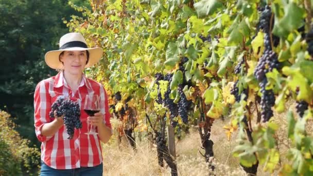 Vrouwelijke Boer Heeft Een Grote Bos Zwarte Druiven Een Glas — Stockvideo