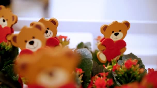Valentijnsdag Close Veel Decoratieve Teddybeer Speelgoed Een Bloempotten Met Bloemen — Stockvideo