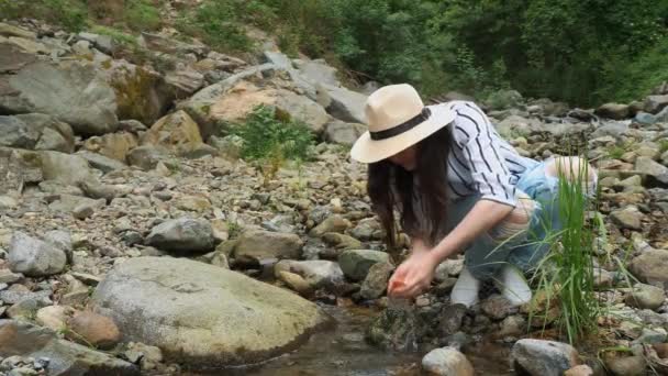 Ein Mädchen Trinkt Sauberes Wasser Aus Einem Gebirgsfluss Den Alpen — Stockvideo
