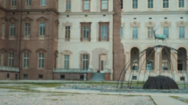 Güneşli bir yaz gününde ağır çekim su jeti. Arka planda Venaria Reale, İtalya 'daki Venaria Reale Sarayı' nın Dış Bahçesi. Yüksek kalite 4k görüntü