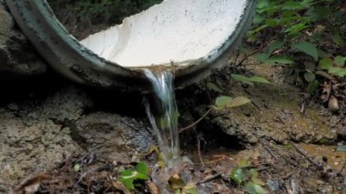 Ormandaki drenaj sistemi. Su kanaldan akıyor. Alplerdeki orman ve park drenajı. Yağış koruması için drenaj sistemi. Çevresel koruma. Yüksek kalite 4k görüntü