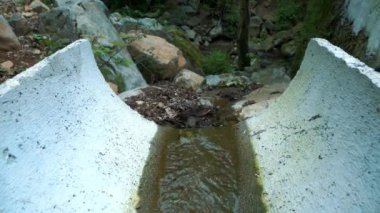 Ormandaki drenaj sistemi. Su kanaldan akıyor. Alplerdeki orman ve park drenajı. Yağış koruması için drenaj sistemi. Çevresel koruma. Yüksek kalite 4k görüntü