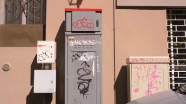 Bir Utility Box 'ta Çirkin Graffiti olan Şehir Sokağı Sahnesi. Yüksek kalite 4k görüntü