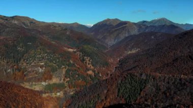 İtalya, Alpler 'de hava manzarası. Ağacın yapraklarının kırmızı, turuncu ve sarı tonlarını sergilediği sonbahar dağ manzarası. Yüksek kalite 4k görüntü