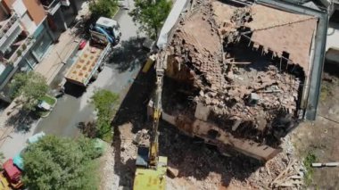 Ağır makineler kullanılarak eski şehir binalarının aktif olarak yıkılması, kentsel yenilenme çabalarının yeniden canlandırılması ve modern kalkınmanın başlatılması amacıyla çekildi.