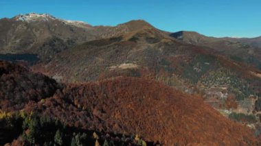 İtalya, Alpler 'de hava manzarası. Ağacın yapraklarının kırmızı, turuncu ve sarı tonlarını sergilediği sonbahar dağ manzarası. Yüksek kalite 4k görüntü