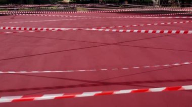 Kırmızı ve Beyaz Bariyer Çaprazlama. Basketbol sahası çevrili bir halk parkı. Yüksek kalite 4k görüntü