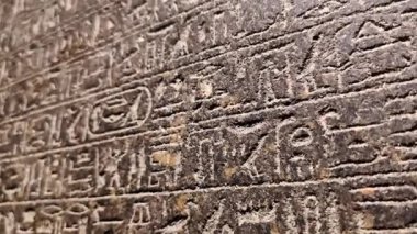 Taş bir yüzeye oyulmuş karmaşık Mısır hiyerogliflerinin yakın çekim görüntüleri, antik uygarlıklar tarafından kullanılan sanat ve iletişim biçimlerini gösteriyor.