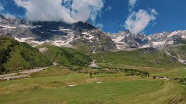 Cervinia yakınlarındaki Matterhorn Dağı 'na yakın bir golf sahası. Bereketli yeşil çayırlar, açık mavi gökyüzünün altındaki yüksek kar örtülü dağların altında uzanır ve doğa meraklıları için mükemmel bir manzara sunar.