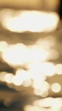 Gün batımında, güneş ışınları suyun yüzeyine yansıtılır..