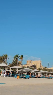 DUBAI, BİRLİK ARAB EMIRATES, BAE - 10 Mayıs 2017: Hotel Jumeirah Al Qasr Madinat, plaj, insanlar güneşlenme odalarında uzanır ve güneşlenirler..
