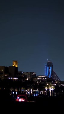 DUBAI, BİRLİK ARAB EMIRATES, BAE - 10 Mayıs 2017: Gece, Otel Jumeirah Al Naseem ve Otel Jumeirah Al Qasr Madinat 'ın ışıklarını görebilirsiniz. ,