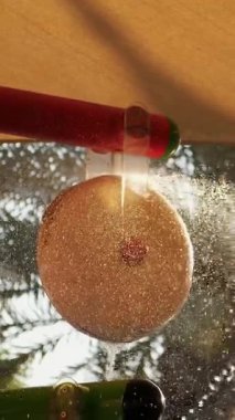 Bahçesi çeşmeler ile havuz. Trickles su güneş ışığında parlıyor.