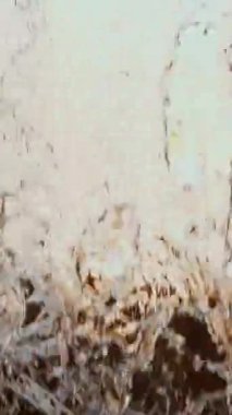 Bir görüntü, şelale, su sıçramalarına, arkasından bir şelale görülme şekilleri.