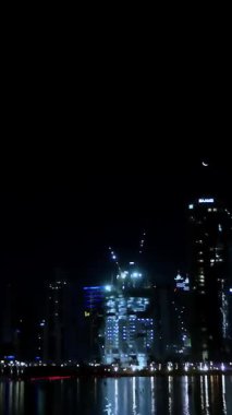 DUBAI, BİRLİK ARAB EMIRATES, BAE - 10 Mayıs 2017: Gece Dubai, Gece Şehir gökdelenlerinin ışıkları, ışıkların parlaklığı su kanalının yüzeyine yansıyor.