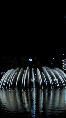 DUBAI, BİRLİK ARAB EMIRATES, BAE - 10 Mayıs 2017: Gökdelenlerin arka planında, gece dansı fıskiyeleri, güzel su, ışık ve müzik nehirleri, ..