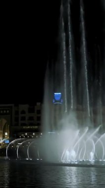 DUBAI, BİRLİK ARAB EMIRATES, BAE - 10 Mayıs 2017: Gökdelenlerin arka planında, gece dansı fıskiyeleri, güzel su, ışık ve müzik nehirleri, ..