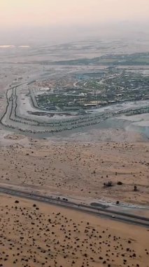 Dubai, BİRLİK ARAB EMIRATES, BAE - 10 Mayıs 2017: Dubai ve çevresindeki en iyi manzara, gün batımında uçaktan yola çıkan trafik, havaalanına gelen Dubai manzarası ..