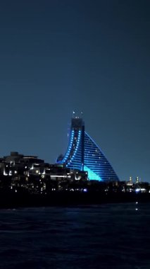 DUBAI, UNITED ARAB EMIRATES, BAE - 10 Mayıs 2017: Hotel Jumeirah Al Qasr Madinat, AL NASEEM, BEACH HOTEL, Otellerin gece manzarası, tüm ışıklar,.