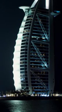 DUBAI, BİRLİK ARAB EMIRATES, BAE - 10 Mayıs 2017: Hotel Jumeirah Madinat Burj al Arab., Otelin gece manzarası, tüm ışıklar,,.
