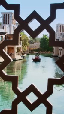 DUBAI, BİRLİK ARAB EMIRATES, BAE - 10 Mayıs 2017: Hotel Jumeirah Madinat, Arba 'nın su kanalında, gün ışığında, otel kompleksinde tekne gezisi. aile mesleği.