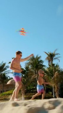 DUBAI, BİRLİK ARAB EMIRATES, BAE - 10 Mayıs 2017: Hotel Jumeirah Al Qasr Madinat, plajda, deniz kenarında, baba ve küçük oğlu gökyüzüne bir uçurtma fırlatıyor..