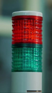 üretim, atölye, kırmızı ve yeşil renk ve özel bir lamba close-up. bir üretim süreci, bir iş süreci.