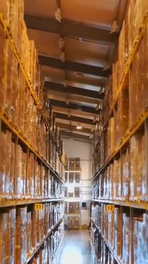 Yüksek raflar, malların tam ile büyük bir depo. Depo kurumsal, fabrika