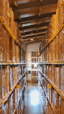 Yüksek raflar, malların tam ile büyük bir depo. Depo kurumsal, fabrika.