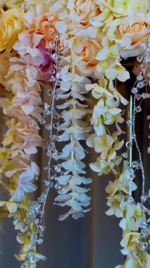 Düğün dekorasyonu, gerçek çiçeklerden yapılan düğün süslemeleri. düğün çiçeği düzenlemeleri.