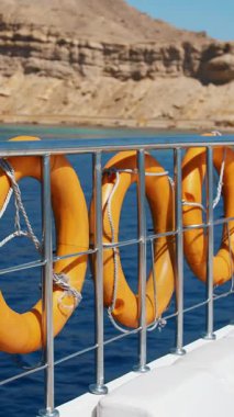 Yaz, deniz, gemi bir feribot asılı turuncu lifebuoy. özel kurtarma ekipmanları geminin. boğuluyor bir kişinin hayatını kaydeder.