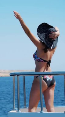 Çöl ve denizin birleşimi. Yaz, güzel deniz manzarası. Dağlar ve deniz.