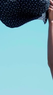 Çöl ve denizin birleşimi. Yaz, güzel deniz manzarası. Dağlar ve deniz.